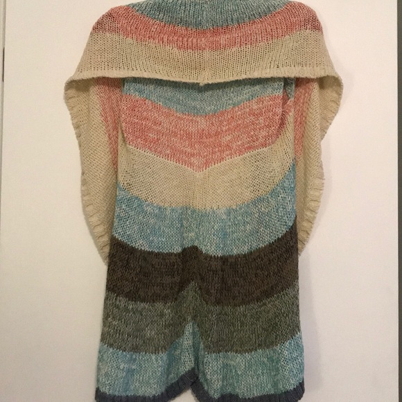 Cabi sleeveless sweater, comes over the shoulders - Picture 3 of 4